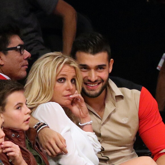 Britney Spears et son compagnon Sam Asghari sont allés assister à un match des Lakers à Los Angeles. Les enfants de Britney, Sean Federline et Jayden James Federline sont de la partie! Le 29 novembre 2017