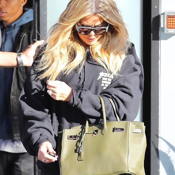 Exclusif - Khloé Kardashian, enceinte, à la sortie d'un studio d'enregistrement à Calabasas, le 4 décembre 2017