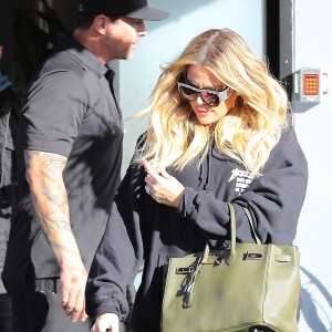 Exclusif - Khloé Kardashian, enceinte, à la sortie d'un studio d'enregistrement à Calabasas, le 4 décembre 2017