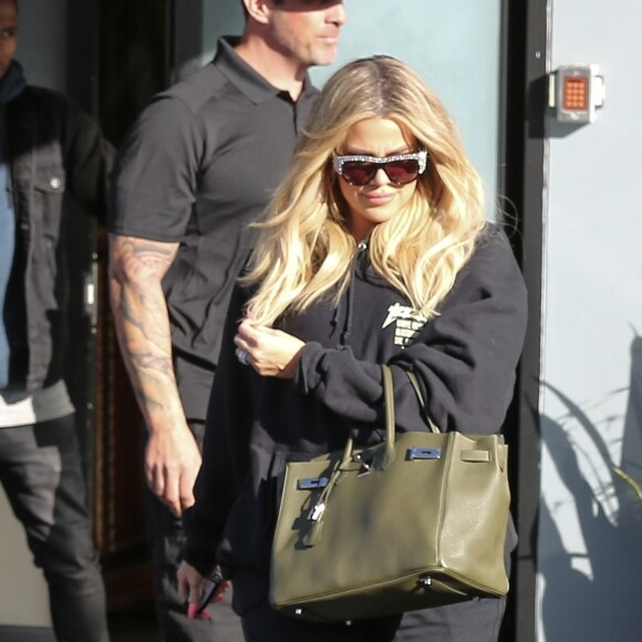 Exclusif - Khloé Kardashian, enceinte, à la sortie d'un studio d'enregistrement à Calabasas, le 4 décembre 2017