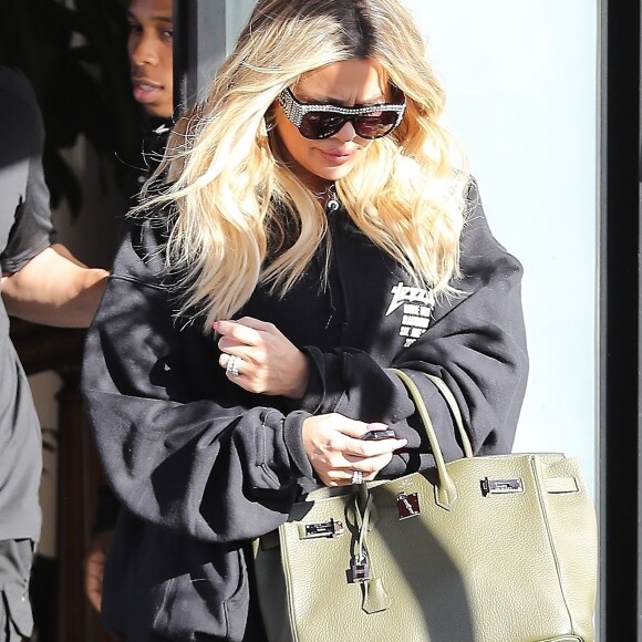 Exclusif - Khloé Kardashian, enceinte, à la sortie d'un studio d'enregistrement à Calabasas, le 4 décembre 2017