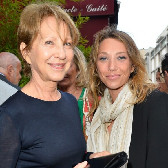 Nathalie Baye et sa fille Laura Smet - Générale de la pièce "Ça coule de source" écrite par L. M. Colla au théâtre de la Gaîté-Montparnasse à Paris, le 30 mai 2017. © Coadic Guirec/Bestimage