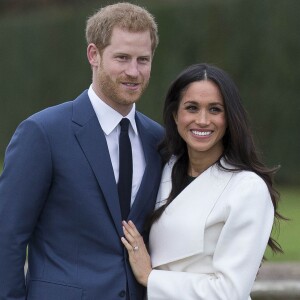 Le Prince Harry et Meghan Markle posent à Kensington palace après l'annonce de leur mariage au printemps 2018 à Londres le 27 novembre 2017.