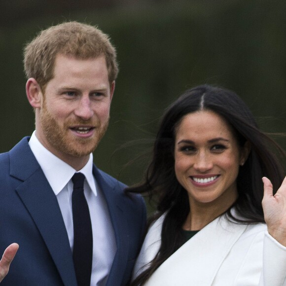 Le Prince Harry et Meghan Markle posent à Kensington palace après l'annonce de leur mariage au printemps 2018 à Londres le 27 novembre 2017.