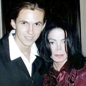 Matt Fiddes et Michael Jackson sur une photo non datée. L'ancien garde du corps du roi de la pop est un pro des arts martiaux et un coach sportif prisé des stars.