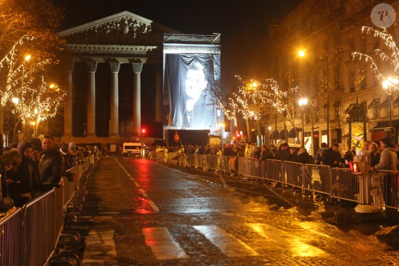 Les fans du chanteur Johnny Hallyday bravent le froid autour de place de la Madeleine pour être le mieux placé possible pour l'hommage à Paris, France, le 9 décembre 2017. © CVS/Bestimage