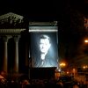 Installation d'une bâche à l'effigie du chanteur Johnny Hallyday déployée sur l'église de la Madeleine à Paris, France, le 9 décembre 2017. © Nikola Kis Derdei/Bestimage