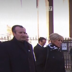 Emmanuel Macron et Brigitte Macron saluent Laura Smet et David Hallyday à l'église de la Madeleine pour les obsèques de Johnny Hallyday, à Paris le 9 décembre 2017.