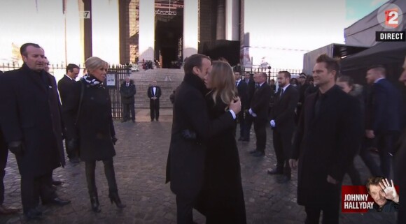 Emmanuel Macron et Brigitte Macron saluent Laura Smet et David Hallyday à l'église de la Madeleine pour les obsèques de Johnny Hallyday, à Paris le 9 décembre 2017.