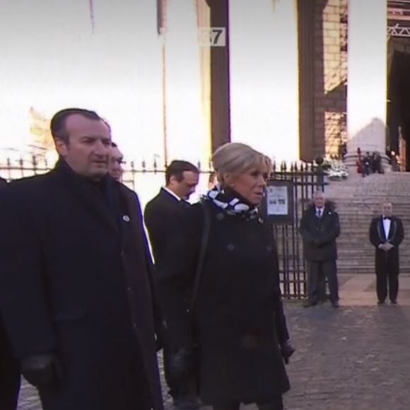 Emmanuel Macron et Brigitte Macron saluent Laura Smet et David Hallyday à l'église de la Madeleine pour les obsèques de Johnny Hallyday, à Paris le 9 décembre 2017.