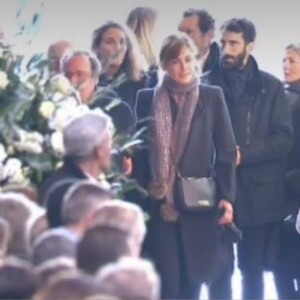 François Hollande et Julie Gayet arrivent à l'église de la Madeleine pour les obsèques de Johnny Hallyday, à Paris le 9 décembre 2017.