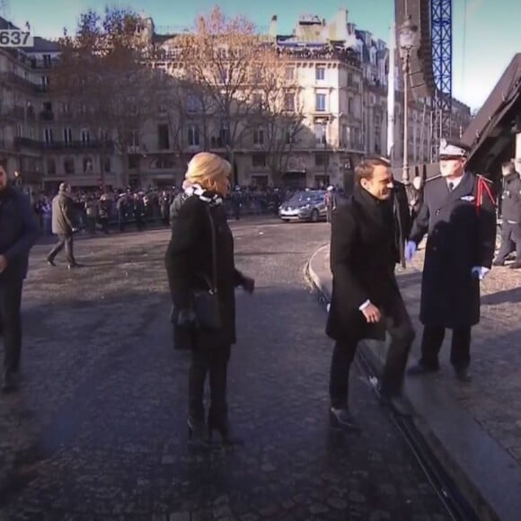 Emmanuel Macron et Brigitte Macron arrivent à l'église de la Madeleine pour les obsèques de Johnny Hallyday, à Paris le 9 décembre 2017.