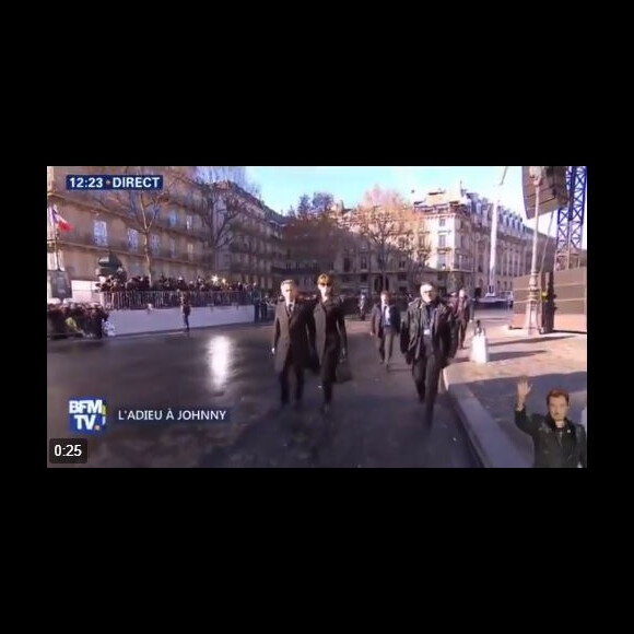 Nicolas Sarkozy et Carla Bruni arrivent à l'église de la Madeleine pour les obsèques de Johnny Hallyday, à Paris le 9 décembre 2017.