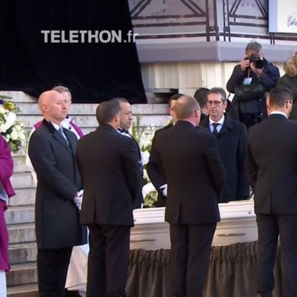 Emmanuel Macron prononce un discours poignant en hommage à Johnny Hallyday, en marge des obsèques de la star à l'église de la Madeleine à Paris, le 9 décembre 2017.