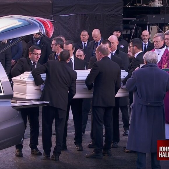 Emmanuel Macron prononce un discours poignant en hommage à Johnny Hallyday, en marge des obsèques de la star à l'église de la Madeleine à Paris, le 9 décembre 2017.