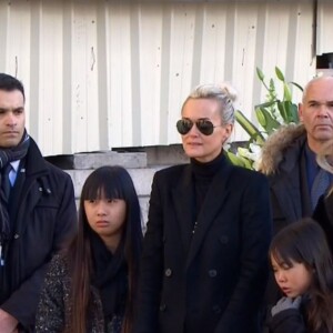 Brigitte Macron et les proches du rockeur devant la dépouille lors des obsèques de la star à l'église de la Madeleine à Paris, le 9 décembre 2017.