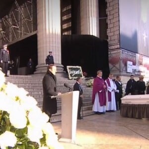 Emmanuel Macron prononce un discours poignant en hommage à Johnny Hallyday, en marge des obsèques de la star à l'église de la Madeleine à Paris, le 9 décembre 2017.