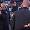Emmanuel Macron prend Laeticia Hallyday dans ses bras lors des obsèques de Johnny Hallyday à l'église de la Madeleine à Paris, le 9 décembre 2017.