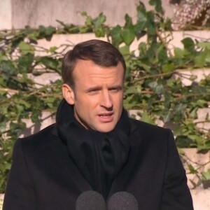 Emmanuel Macron prononce un discours poignant en hommage à Johnny Hallyday, en marge des obsèques de la star à l'église de la Madeleine à Paris, le 9 décembre 2017.