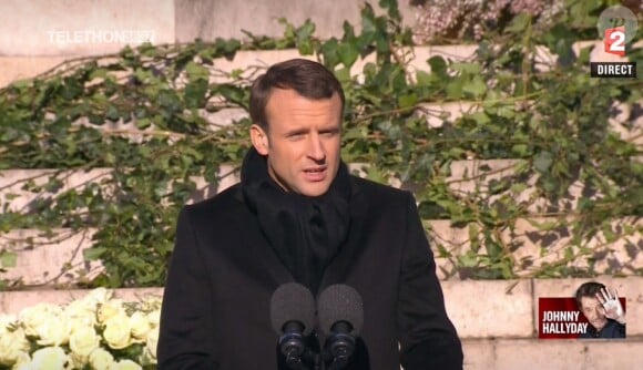 Emmanuel Macron prononce un discours poignant en hommage à Johnny Hallyday, en marge des obsèques de la star à l'église de la Madeleine à Paris, le 9 décembre 2017.