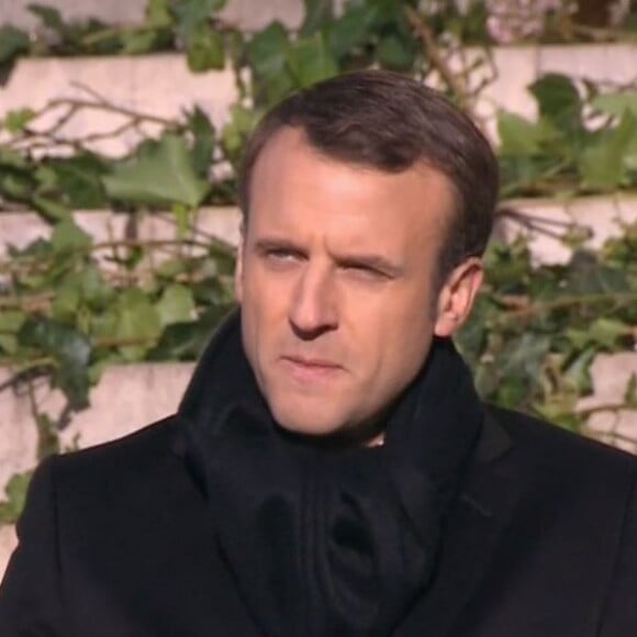 Emmanuel Macron prononce un discours poignant en hommage à Johnny Hallyday, en marge des obsèques de la star à l'église de la Madeleine à Paris, le 9 décembre 2017.