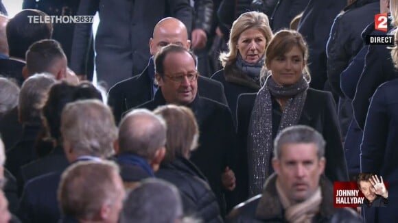 François Hollande et Julie Gayet arrivent à l'église de la Madeleine pour les obsèques de Johnny Hallyday, à Paris le 9 décembre 2017.