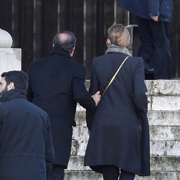 François Hollande et sa compagne Julie Gayet - Arrivées des personnalités en l'église de La Madeleine pour les obsèques de Johnny Hallyday à Paris le 9 décembre 2017. © Coadic Guirec / Bestimage