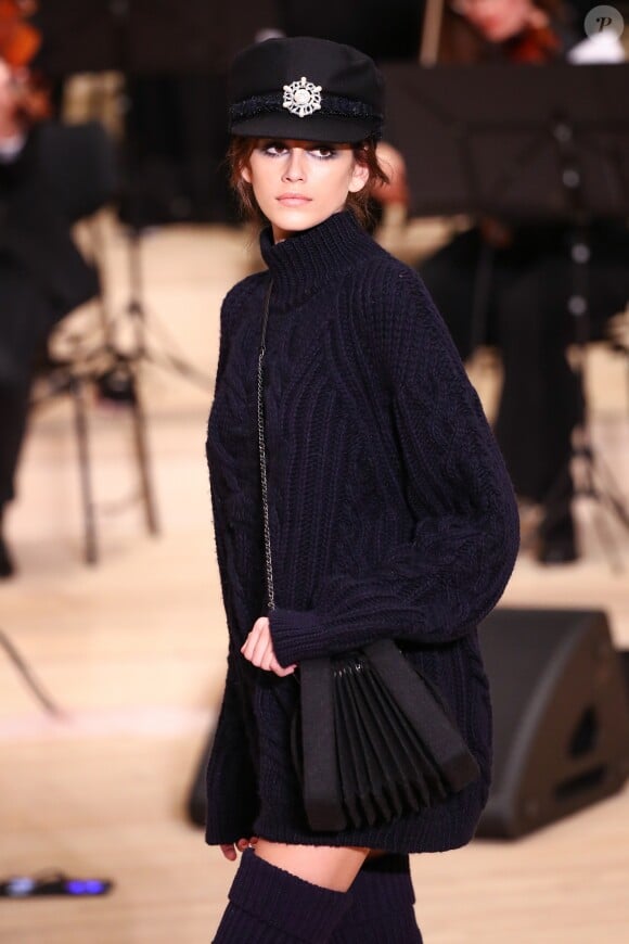Kaia Gerber - Défilé Chanel, collection Métiers d'Art Paris-Hambourg à l'Elbphilarmonie. Hambourg, le 6 décembre 2017.