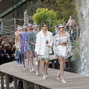 Kaia Gerber - Défilé de mode "Chanel", collection prêt-à-porter printemps-été 2018 au Grand Palais à Paris le 3 octobre 2017.