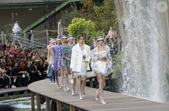 Kaia Gerber - Défilé de mode "Chanel", collection prêt-à-porter printemps-été 2018 au Grand Palais à Paris le 3 octobre 2017.