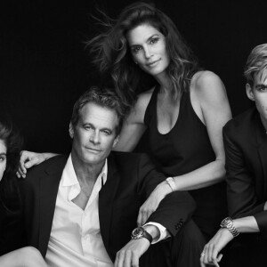 Cindy Crawford, Rande Gerber et leurs enfants Kaia et Presley posent pour Omega. Photo par Peter Lindbergh.