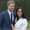 Le Prince Harry et Meghan Markle posent à Kensington palace après l'annonce de leur mariage au printemps 2018 à Londres le 27 novembre 2017.