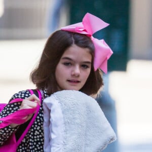 Exclusif - Suri Cruise, avec un noeud rose dans les cheveux, se balade à New York le 4 octobre 2017.