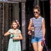 Exclusif - Katie Holmes et sa fille Suri Cruise se promènent avec leur petit chihuahua Honey dans les rues de New York le 17 août 2016