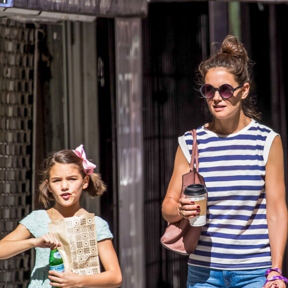 Exclusif - Katie Holmes et sa fille Suri Cruise se promènent avec leur petit chihuahua Honey dans les rues de New York le 17 août 2016