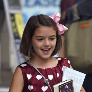 Exclusif - Katie Holmes et sa fille Suri Cruise rejoignent leur voiture après une séance shopping à New York le 18 août 2016.