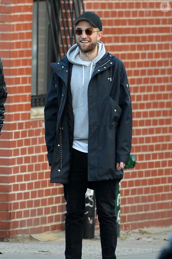 Exclusif - Robert Pattinson se balade dans le quartier de Brooklyn à New York avec un ami le 30 novembre 2017.