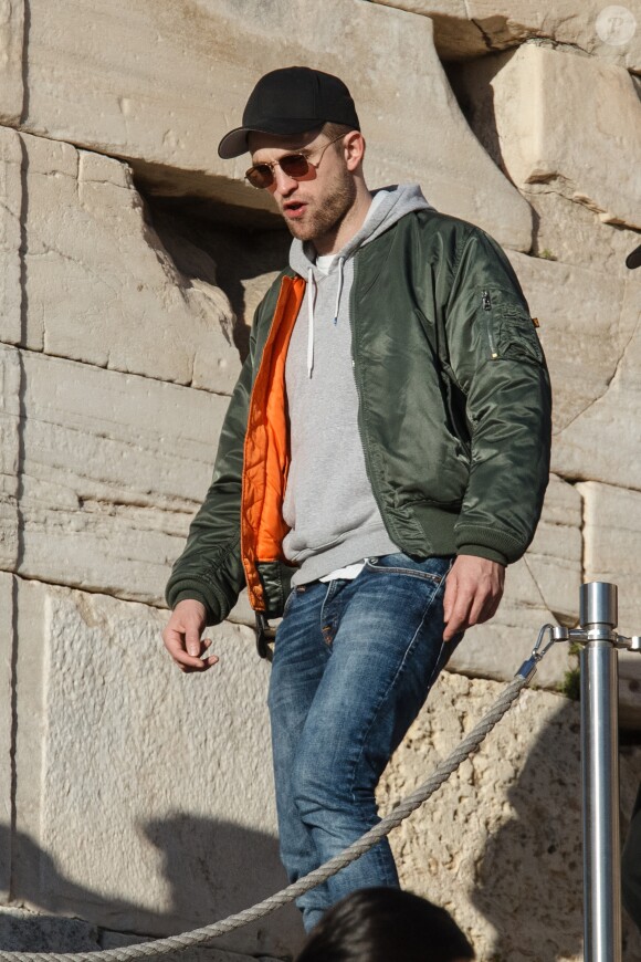 Exclusif - Robert Pattinson visite l'Acropole d'Athènes en Grèce, le 21 novembre 2017. Robert Pattinson est en Grèce pour la promotion de son film "Good Time".