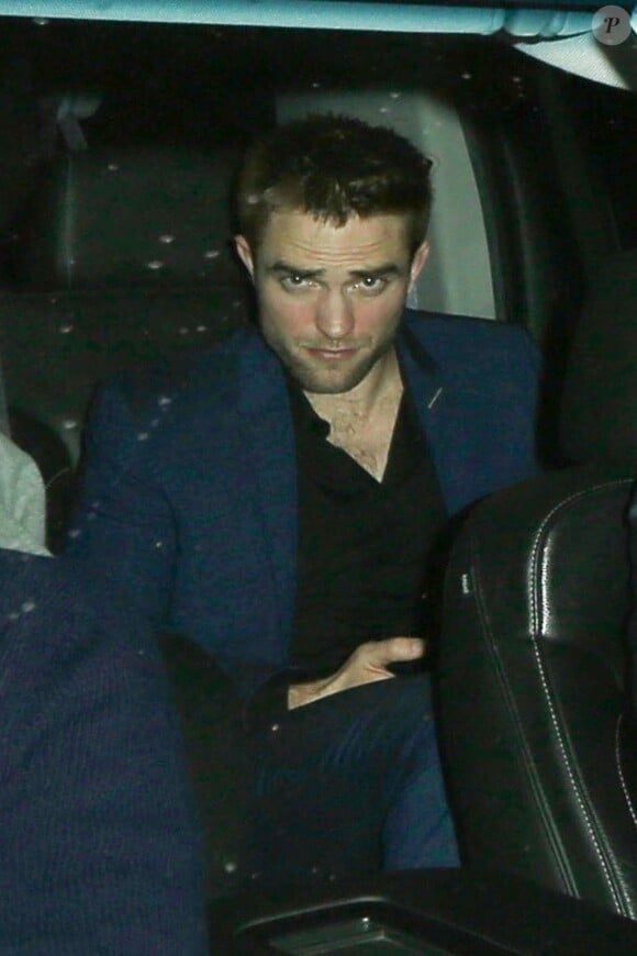 Exclusif - Robert Pattinson est allé diner avec une mystérieuse inconnu au Chateau Marmont à Hollywood, le 19 novembre 2017