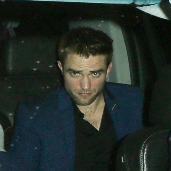Exclusif - Robert Pattinson est allé diner avec une mystérieuse inconnu au Chateau Marmont à Hollywood, le 19 novembre 2017