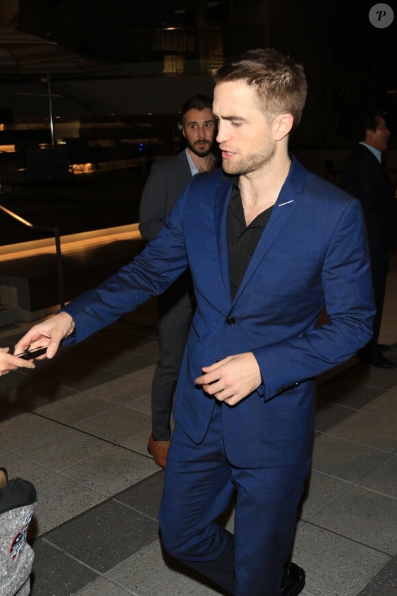 Robert Pattinson arrive au "2017 GO Campaign" à Hollywood le 18 novembre 2017.