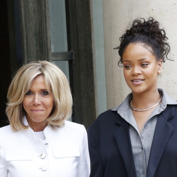 Brigitte Macron raccompagne la chanteuse Rihanna sur le perron du palais de l'Elysée, où elle a été reçue par le président, à Paris. Le 26 juillet 2017 © Alain Guizard / Bestimage