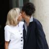 Brigitte Macron embrasse la chanteuse Rihanna sur le perron du palais de l'Elysée, où elle a été reçue par le président, à Paris. Le 26 juillet 2017 © Alain Guizard / Bestimage
