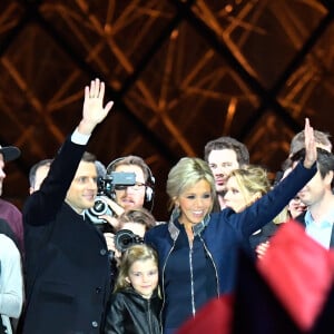 Emmanuel Macron avec sa femme Brigitte Macron et sa petite-fille Emma - Le président-élu, Emmanuel Macron, prononce son discours devant la pyramide au musée du Louvre à Paris, après sa victoire lors du deuxième tour de l'élection présidentielle le 7 mai 2017.