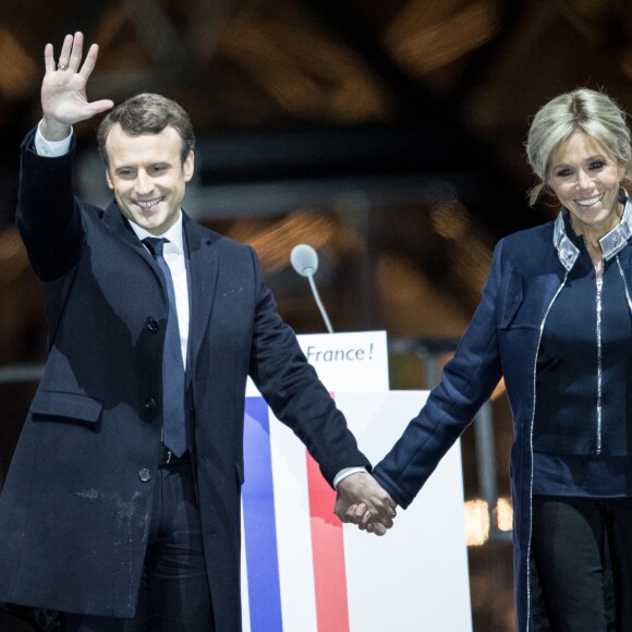 Emmanuel Macron avec sa femme Brigitte Macron (Trogneux) - Le président-élu, Emmanuel Macron, prononce son discours devant la pyramide au musée du Louvre à Paris, après sa victoire lors du deuxième tour de l'élection présidentielle le 7 mai 2017. © Cyril Moreau / Bestimage