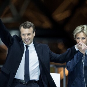 Emmanuel Macron avec sa femme Brigitte Macron - Le président-élu, Emmanuel Macron, prononce son discours devant la pyramide au musée du Louvre à Paris, après sa victoire lors du deuxième tour de l'élection présidentielle le 7 mai 2017. © Cyril Moreau / Bestimage