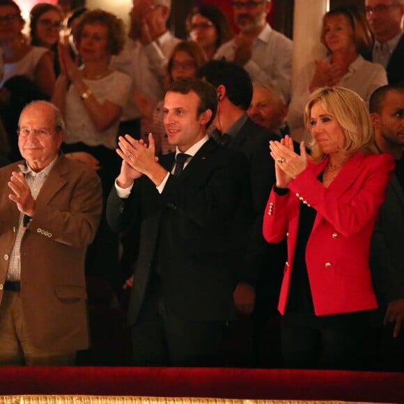 Exclusif - Marc Ladreit de Lacharrière, le président de la République française Emmanuel Macron, sa femme la Première Dame Brigitte Macron et Jean-Claude Camus - Le président de la République française et sa femme la Première Dame sont allés à la représentation de la pièce de théâtre "Le Tartuffe" au théâtre de La Porte Saint-Martin à Paris, France, le 14 octobre 2017. © Sébastien Valiela/Bestimage