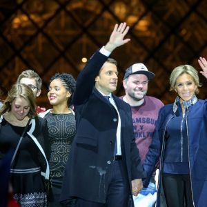 Emmanuel Macron avec sa femme Brigitte Macron au musée du Louvre à Paris, après la victoire lors du deuxième tour de l'élection présidentielle le 7 mai 2017.