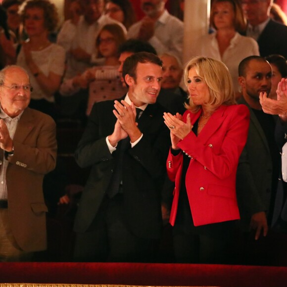 Exclusif - Marc Ladreit de Lacharrière, le président de la République française Emmanuel Macron, Brigitte Macron et Jean-Claude Camus à la représentation de la pièce de théâtre "Le Tartuffe" au théâtre de La Porte Saint-Martin à Paris, le 14 octobre 2017. © Sébastien Valiela/Bestimage