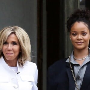 La chanteuse Rihanna et Brigitte Macron au palais de l'Elysée à Paris, le 26 juillet 2017. La chanteuse est venue pour un entretien avec le président de la République. © Stéphane Lemouton / Bestimage